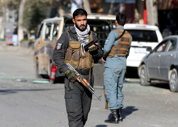 ▲阿富汗首都喀布爾（Kabul）遭火箭彈攻擊。（圖／路透）