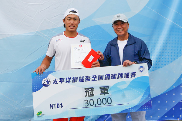 ▲▼太平洋網球發展基金會董事長廖裕輝（右）頒發男單冠軍支票予許育修（圖／海碩整合行銷提供）             。