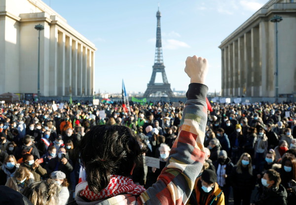 ▲▼法國巴黎21日舉行抗議活動，反對一讀通過的「整體安全法」。（圖／路透）