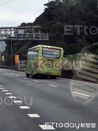 ▲國道驚見公車疑輪胎破傾斜 網友：車上有乘客，慢速閃雙黃燈警示。（圖／民眾提供，請勿隨翻攝，以免侵權）