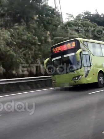 ▲國道驚見公車疑輪胎破傾斜 網友：車上有乘客，慢速閃雙黃燈警示。（圖／民眾提供，請勿隨翻攝，以免侵權）