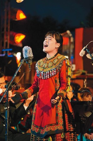 現年23歲的排灣族歌手紫布爾正若，乾爹是知名民歌手胡德夫，曾發行過個人專輯，去年在台灣原創流行音樂大獎獲獎。（翻攝自紫布爾正若臉書）