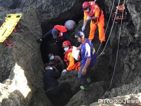 ▲海巡署第6岸巡隊等單位找到吳姓男子的遺體，以長背板固定及繩索吊掛上岸。（圖／記者陳崑福翻攝，以下同）