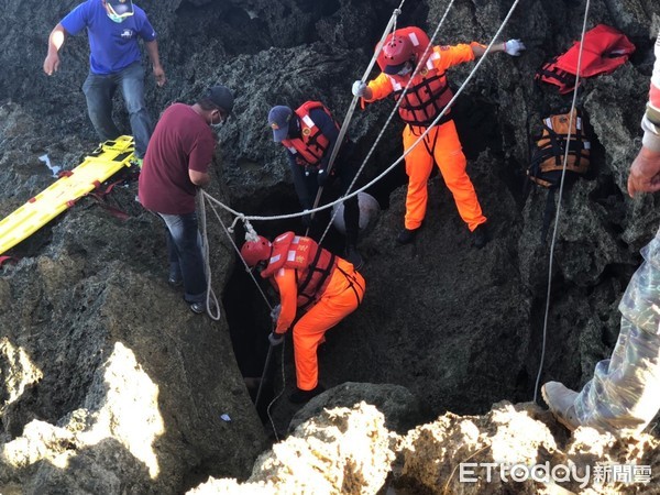 ▲海巡署第6岸巡隊等單位找到吳姓男子的遺體，以長背板固定及繩索吊掛上岸。（圖／記者陳崑福翻攝，以下同）