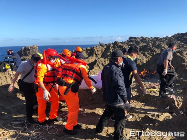 ▲海巡署第6岸巡隊等單位找到吳姓男子的遺體，以長背板固定及繩索吊掛上岸。（圖／記者陳崑福翻攝，以下同）