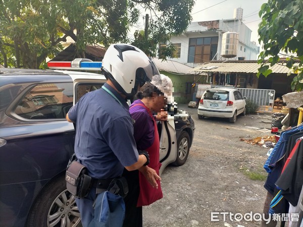 ▲屏東縣里港警分局三地門分駐所所長謝志航、警員王克強將路倒婦人安全送回家             。（圖／記者陳崑福翻攝）