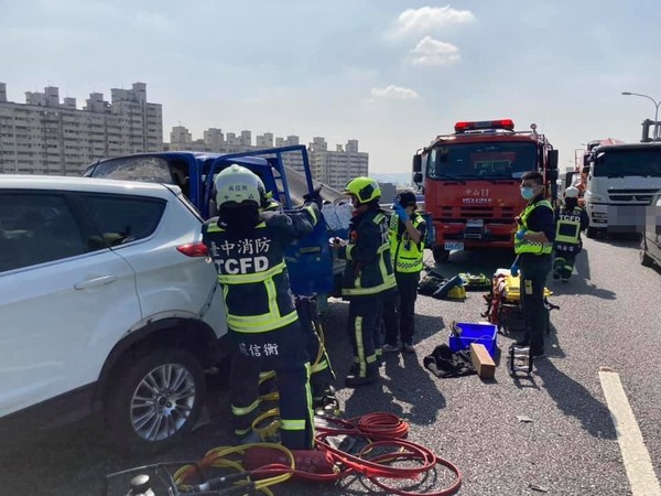 ▲▼台中74高架道路、太平往太原方向發生5車連撞事故。（圖／大里人聊天室）