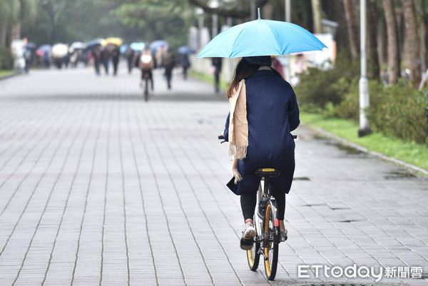 ▲▼台北市下雨，民眾撐傘騎單車。（圖／記者李毓康攝）