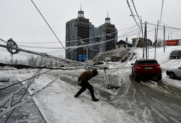 ▲▼俄羅斯海參崴(Vladivostok)受到冰雨極端氣候影響，約12萬人被停電。（圖／路透社）