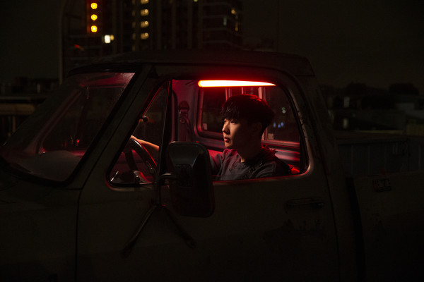 ▲▼林俊傑在新歌MV於黑夜中一路開著車，最後以第三者的角度，看著眼前陌生人在時間中所留下的印記。（圖／華納音樂提供）