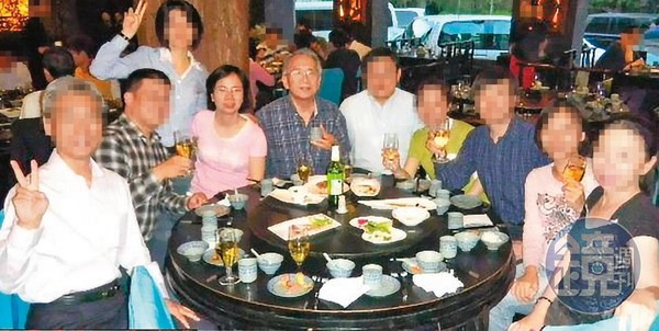 黃淑芬（粉紅衣，左四）身兼宜諾法董事，涉製作不實董事會議紀錄解散公司，導致1億元資產被匯到海外，近日遭北檢起訴，中為林榮錦。（讀者提供）