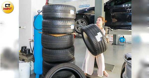 人稱「輪胎界最強女董座」的水蛙姐成功背後辛酸無數，1條輪胎重達近20公斤，她至今還是常親自搬輪胎、送輪胎。（圖／馬景平攝）