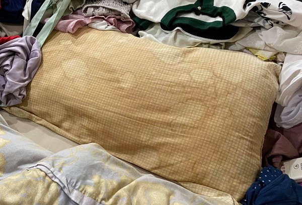 ▲高嘉瑜公開超亂房間「泛黃枕頭」引發關注 媽媽：睡了10年是正常的。（圖／翻攝自「高嘉瑜」粉專）