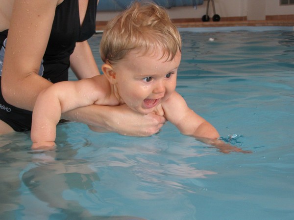 ▲▼嬰兒游泳。（圖／取自免費圖庫pixabay） 