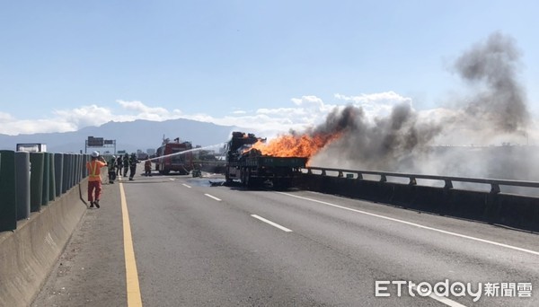 ▲一輛大卡車24日中午行經台66線平鎮段往大溪區時，後方車斗裝載廢棄電纜突然起火燃燒。（圖／記者沈繼昌翻攝）