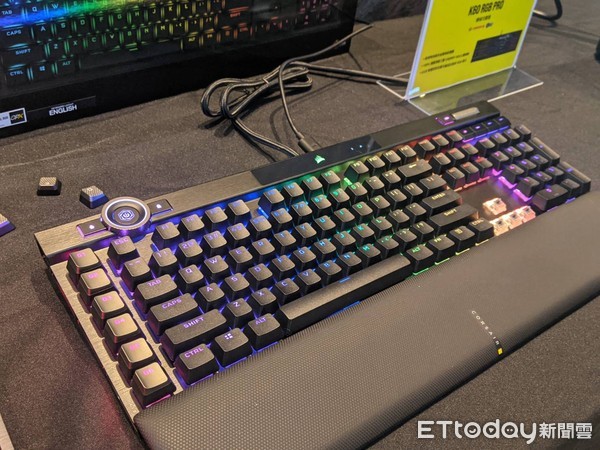 ▲新推出的K100 RGB旗艦鍵盤。（圖／記者陳俐穎攝）