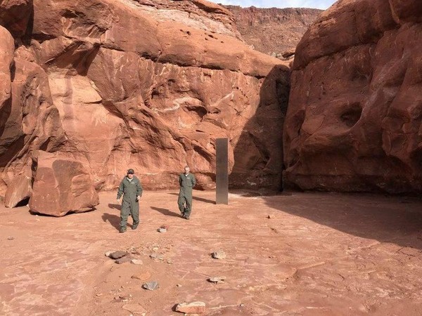 美國猶他州一處沙漠中驚見一塊看起來非自然形成的石碑。（翻攝自猶他州公共安全局）