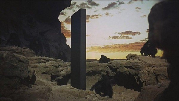 電影《2001：太空漫遊》中有塊會發射神祕訊號的石碑。（翻攝網路）