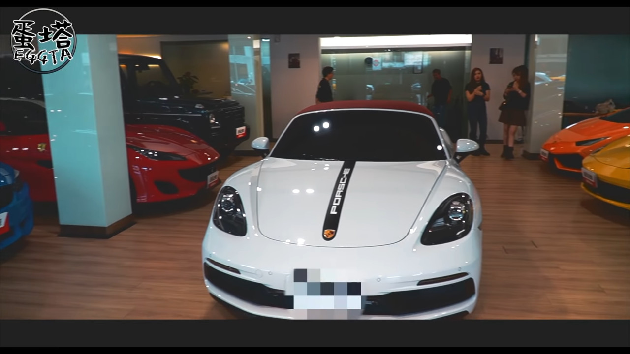 ▲YouTuber蛋塔帶400萬現金買保時捷（Porsche）敞篷跑車718 Boxster GTS。（圖／翻攝蛋塔 EGGTA）