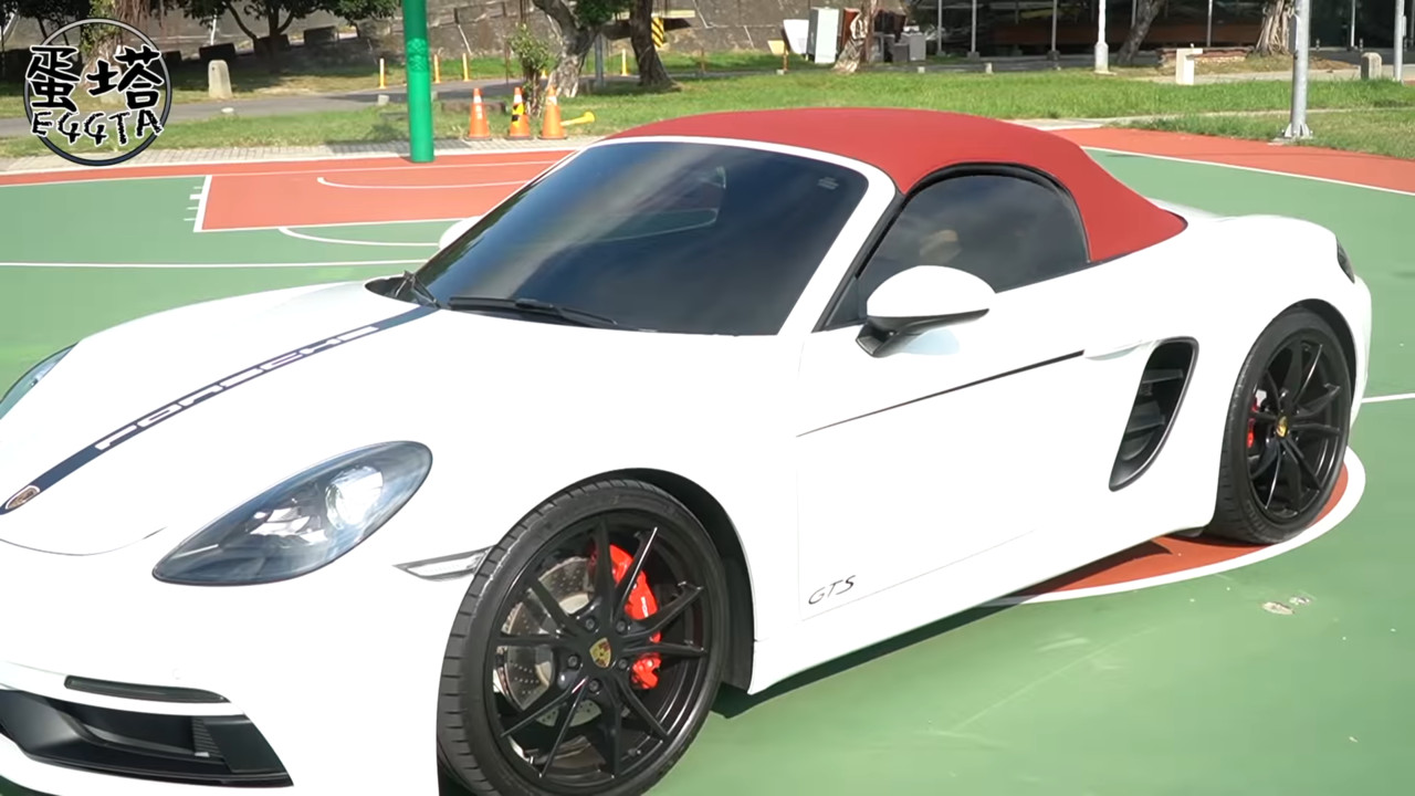 ▲YouTuber蛋塔帶400萬現金買保時捷（Porsche）敞篷跑車718 Boxster GTS。（圖／翻攝蛋塔 EGGTA）