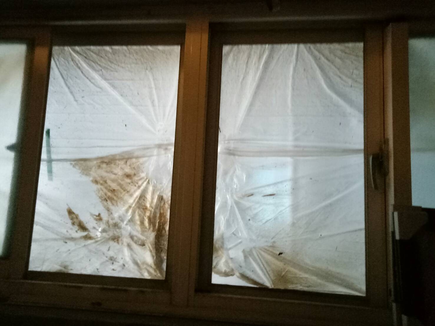 ▲▼大樓施工把窗戶封住，害一氧化碳中毒。（圖／翻攝自爆怨公社）