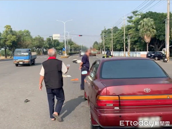 ▲自小客車范姓駕駛（左）心有餘悸表示，看到機車衝出，急踩煞車仍來不及。（圖／記者蔡佩旻攝）