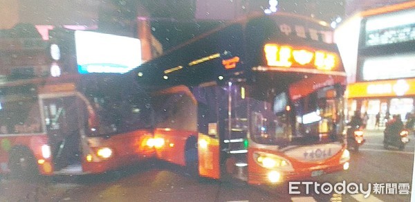 ▲一輛桃園客運公車24日晚間行經桃園區復興路時，與在內側的中壢客運公車發生擦撞。（圖／記者沈繼昌翻攝）