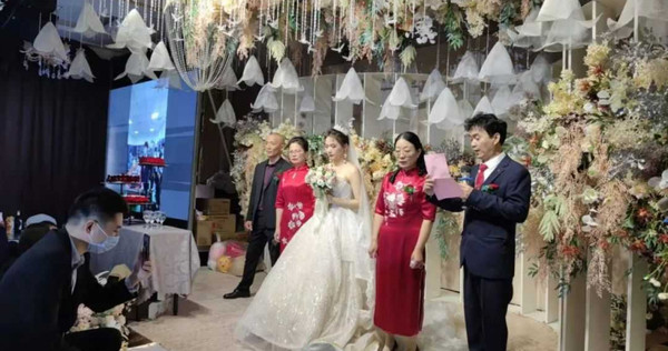 婚禮中新娘一個人站在台上。（圖／澎湃新聞）