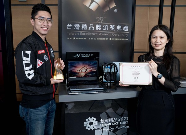 ▲第29屆台灣精品獎揭曉，華碩及ROG玩家共和國一舉奪得27座獎項，其中「ROG Zephyrus Duo 15」電競筆電更獲金質獎最高殊榮肯定。（圖／華碩提供）