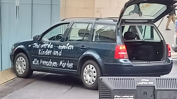 ▲一輛汽車衝撞德國總理梅克爾的辦公室大門。（圖／翻攝Twitter@patrondukremlin）