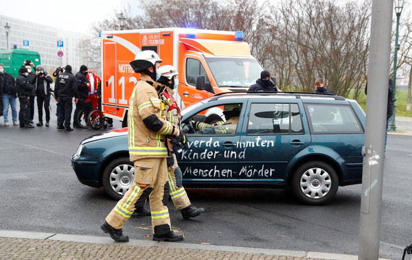 ▲▼ 德國總理梅克爾（Angela Merkel）柏林辦公室大門25日遭到一輛汽車衝撞。（圖／路透）