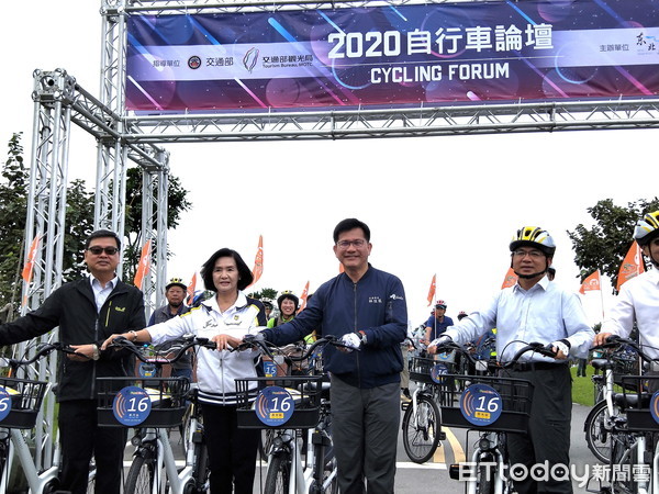 ▲交通部長林佳龍替第一支自行車維修樁啟用揭幕。（圖／記者游芳男攝）
