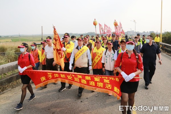 ▲台南市後壁區泰安宮「茄苳媽」舉香遶境，台南市長黃偉哲在八掌二橋後壁端，領香帶領媽祖繞境隊伍入境嘉義鹿草，由嘉義縣長翁章梁等迎香。（圖／記者林悅翻攝，下同）