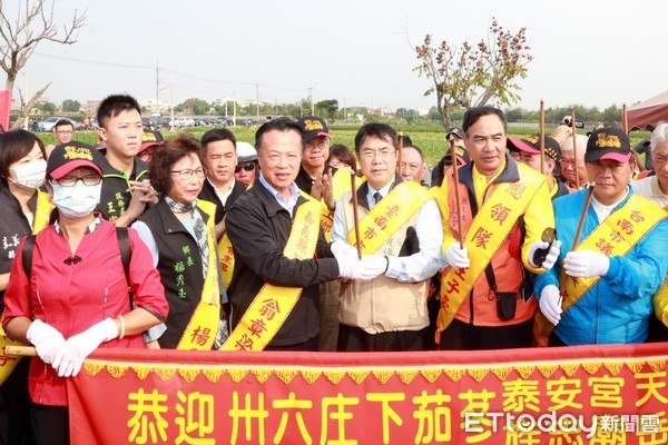 ▲台南市後壁區泰安宮「茄苳媽」舉香遶境，台南市長黃偉哲在八掌二橋後壁端，領香帶領媽祖繞境隊伍入境嘉義鹿草，由嘉義縣長翁章梁等迎香。（圖／記者林悅翻攝，下同）