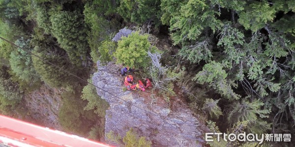 ▲▼南三段驚傳女山友墜谷「多處骨折」　空勤直升機一天出動3次。（圖／記者楊漢聲翻攝）