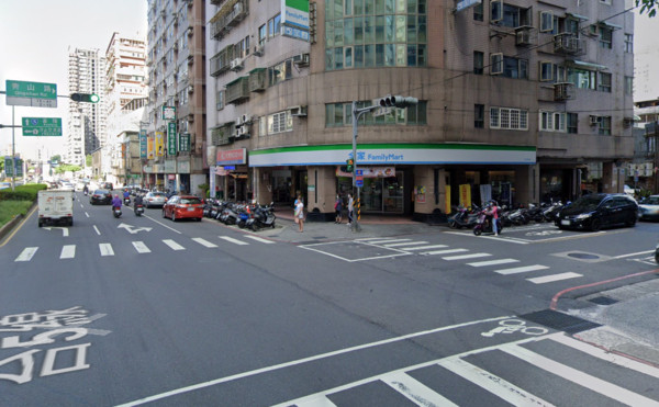 ▲▼汐止公車「闖紅燈」險撞2幼童！媽媽目擊全程傻眼：還狂按喇叭。（圖／翻攝Google地圖）