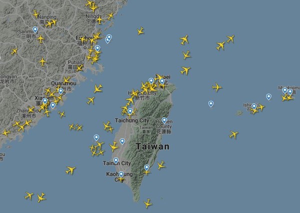 台灣海峽上空「今天很熱鬧」（圖／翻攝flightradar24）