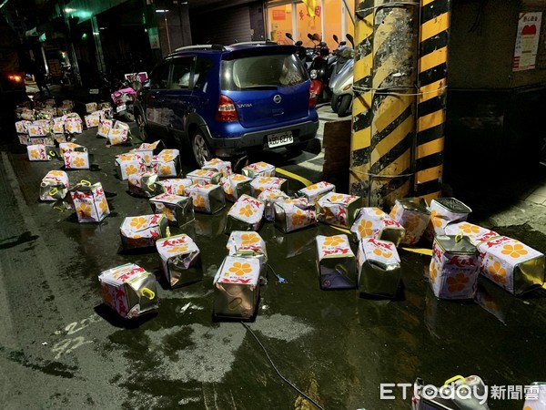 ▲大量沙拉油桶墜落到地面。（圖／記者郭世賢翻攝）