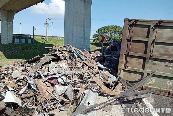 ▲1輛滿載廢五金大貨車26日上午10時許行經國道2號西向往大園交流道下匝道翻覆，大貨車廢五金傾倒在路旁。（圖／記者沈繼昌翻攝）