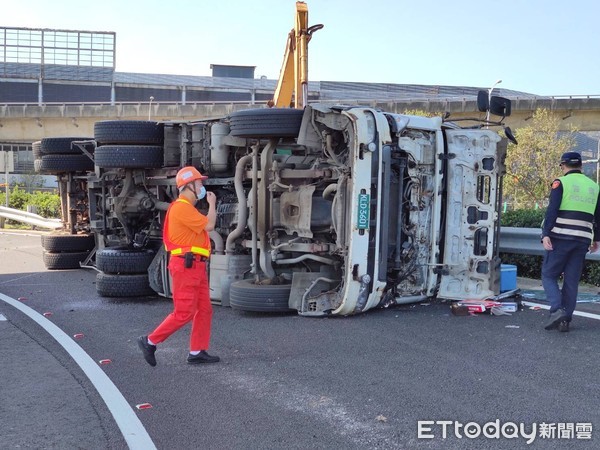 ▲1輛滿載廢五金大貨車26日上午10時許行經國道2號西向往大園交流道下匝道翻覆，警方封閉現場搶救中。（圖／記者沈繼昌翻攝）