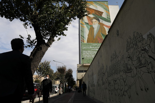 ▲▼德黑蘭的街頭隨處可見的何梅尼畫像。自川普任內對伊朗經濟大幅施壓後，國內民生大不如前，疫情期間的旅遊業封鎖更是讓民眾陷入危機。（圖／路透）