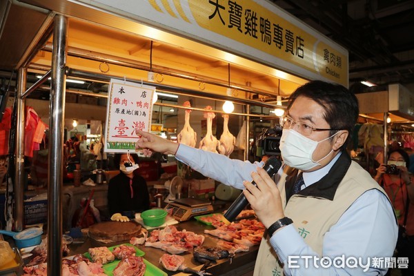 ▲台南市長黃偉哲26日上午前往中西區保安市場食品原產地標示示範區視察。（圖／記者林悅翻攝，下同）