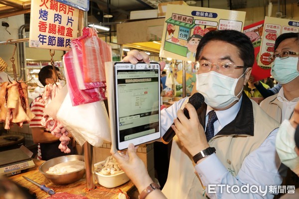 ▲台南市長黃偉哲26日上午前往中西區保安市場食品原產地標示示範區視察。（圖／記者林悅翻攝，下同）
