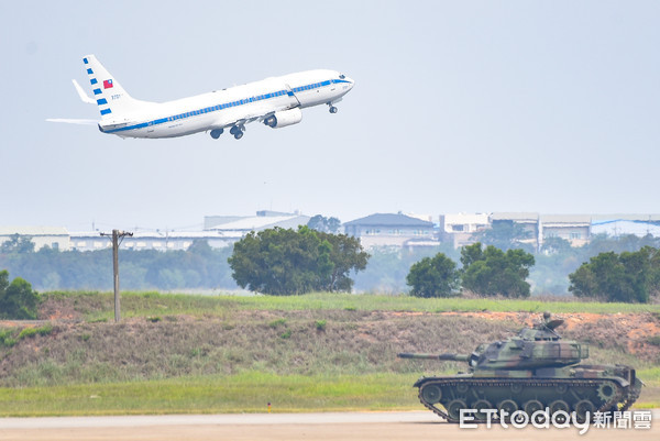 ▲▼空軍一號,松指部座機隊,總統專機,波音737-800行政專機,中華民國空軍編號3701,空服士。（圖／記者李毓康攝）