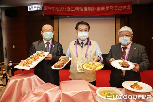 ▲台南市長黃偉哲，呼籲民眾食用台南在地的時令蔬果烹調而成的料理，既確保健康、美味與安全，還能減少碳足跡。（圖／記者林悅翻攝，下同）