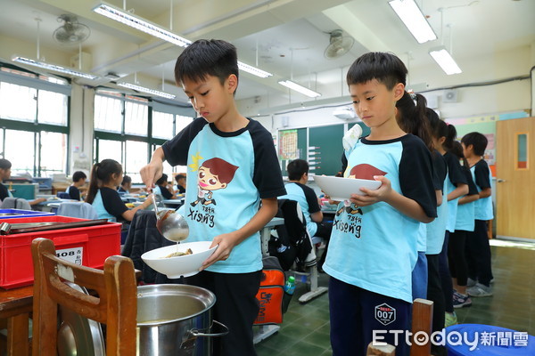 ▲▼台北市西松國小小學生營養午餐用餐情形。（圖／記者湯興漢攝）