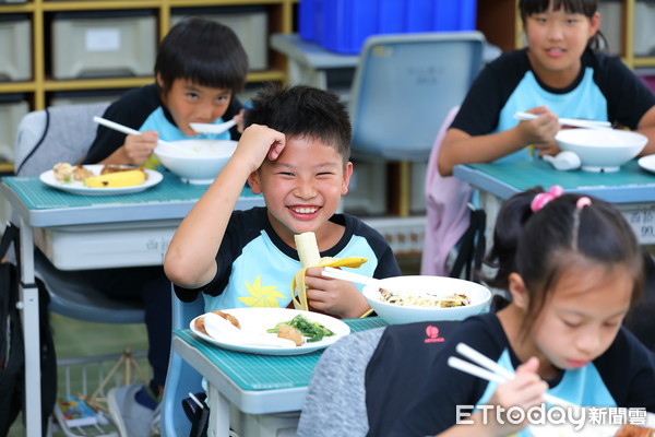 ▲▼台北市西松國小小學生營養午餐用餐情形。（圖／記者湯興漢攝）