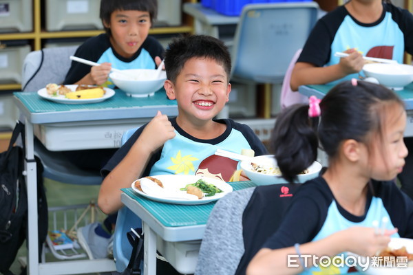 ▲▼台北市西松國小小學生營養午餐用餐情形。（圖／記者湯興漢攝）