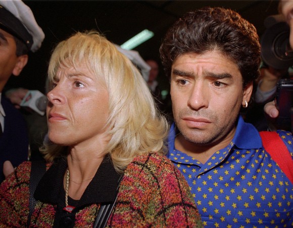 ▲1996年，馬拉度納跟髮妻克勞蒂亞在布宜諾斯艾利斯機場的留影。(圖／達志影像／美聯社）