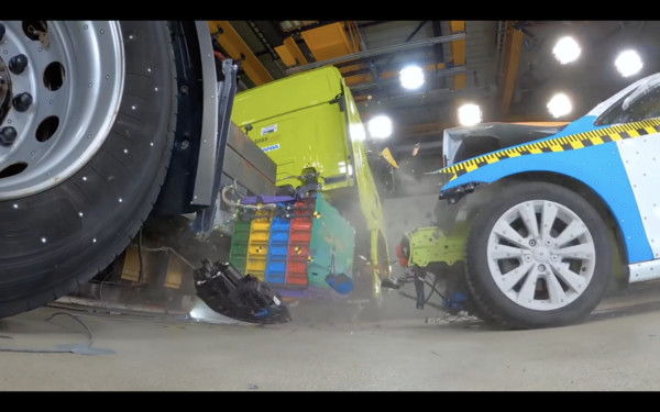 ▲Scania電動卡車用Golf測試電池組。（圖／翻攝自Youtube／Scania）